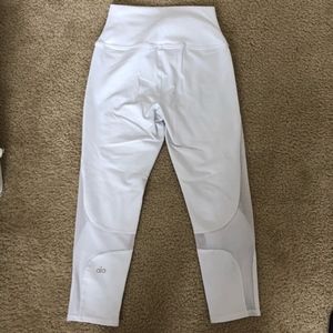 ALO Yoga Pants - ALO Yoga High-Waist Coast Capri ALO Yoga Pants - ALO Yoga High-Waist Coast Capri